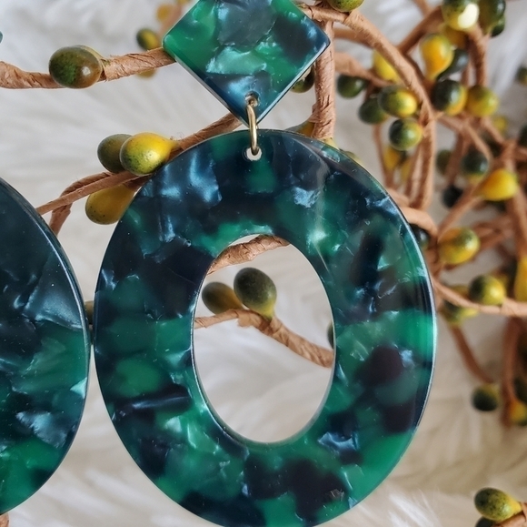 NEW Green Resin large oval earrings - Picture 3 of 3